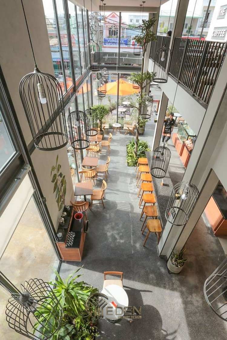 Thiết kế quán cafe bằng kính kết hợp với các lồng chim tạo cảm giác độc lạ