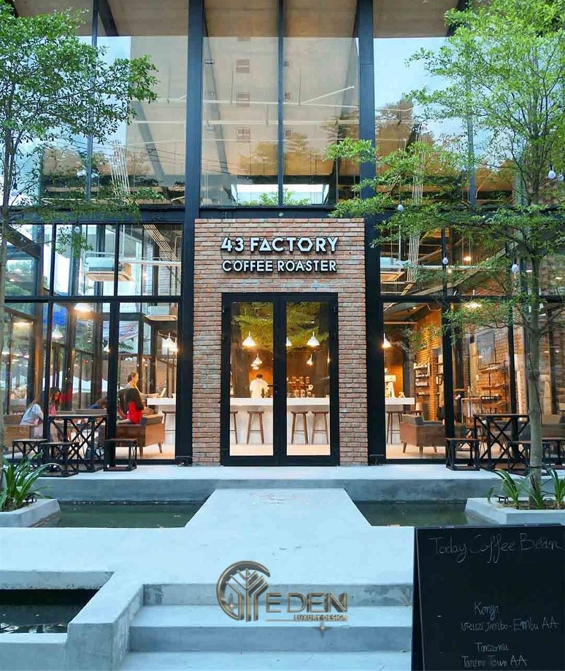 Thiết kế quán cafe bằng kính sáng tạo với lối đi kết hợp bể cá