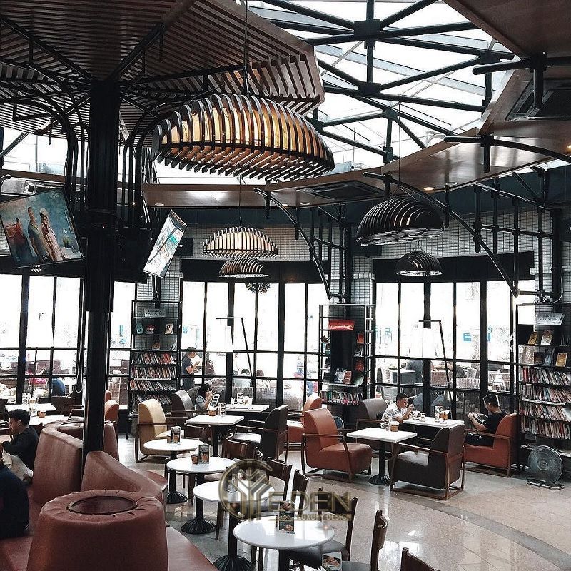 Thiết kế quán cafe bằng kính mang phong cách cổ điển với gam màu tối làng tăng sự hấp dẫn và kì ảo