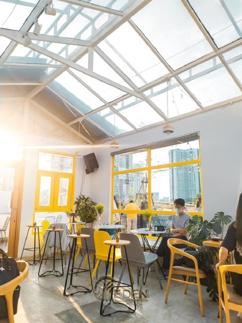 Thiết kế quán cafe sân thượng với cửa kính đón ảnh nắng mặt trời tạo cảm giác “So fresh”