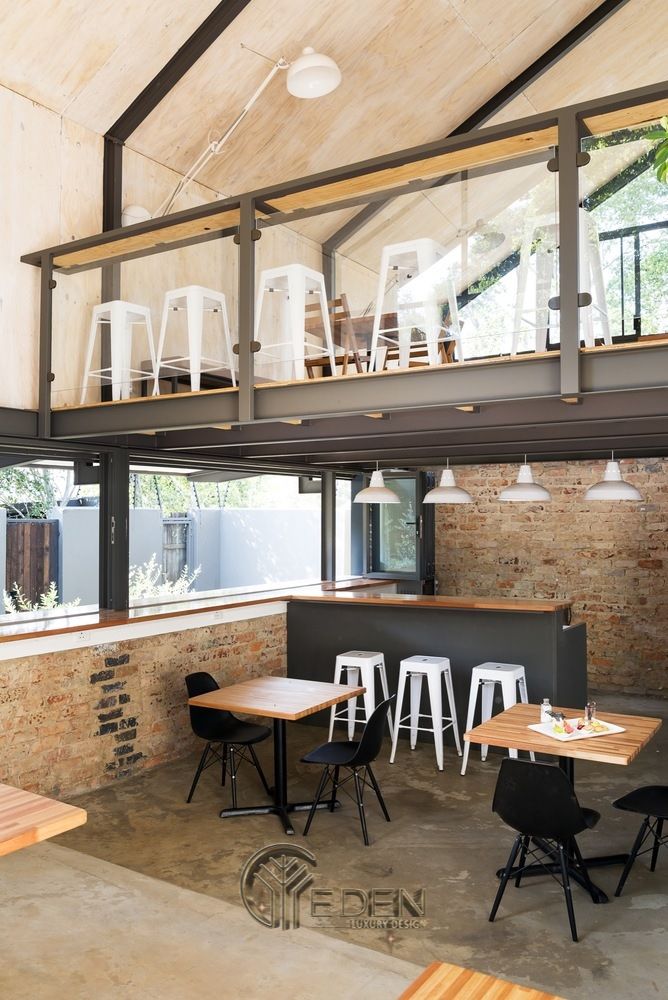 Thiết kế quán cafe có gác lửng giản đơn với gam màu đen, trắng làm chủ đạo