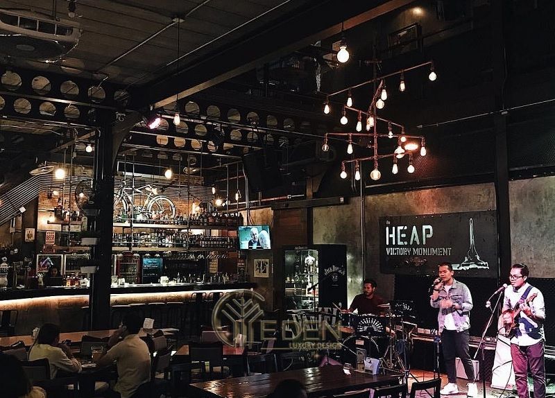 với gam màu nâu, trầm tạo dáng vẻ cổ điển hiện đại kết hợp với nhạc Acoustic hiện đại tạo nên sự thú vị, hấp dẫn khách hàng