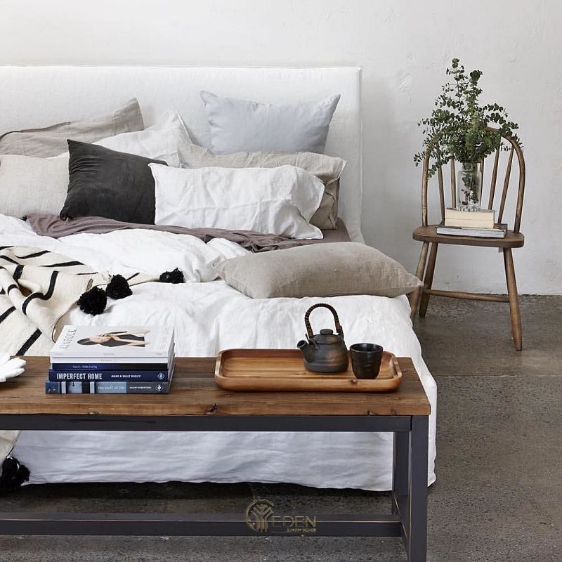 Tạo điểm nhấn cho phòng ngủ tối giản với ghế đôn gỗ dài