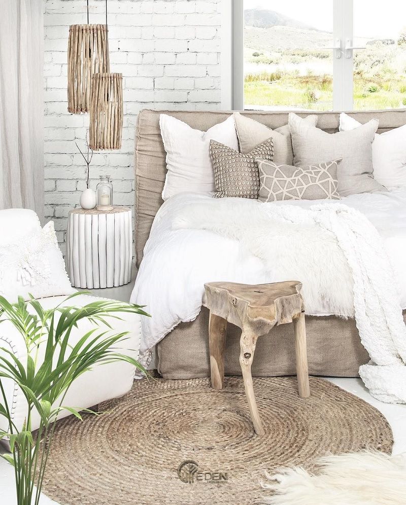 Trang trí nội thất phòng ngủ phong cách scandinivian trắng cùng ghế gỗ nhỏ độc đáo