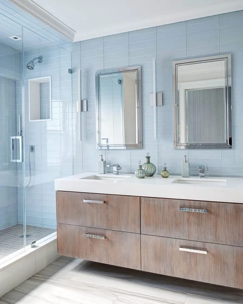 Mẫu nhà vệ sinh đơn giản với gam màu Pastel xanh da trời nhạt