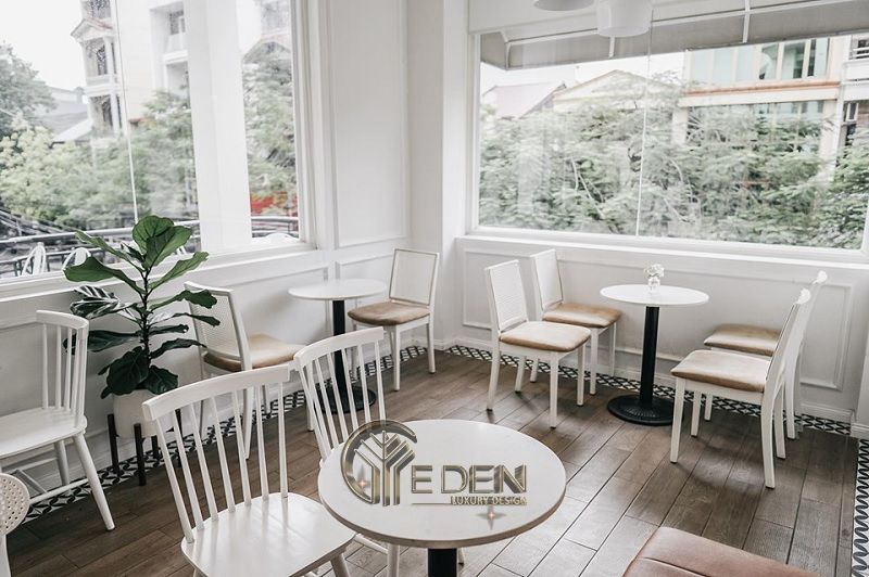 Thiết kế quán cafe đẹp ngang 4m với phong cách Tối giản sử dụng chậu cây xanh làm điểm nhấn