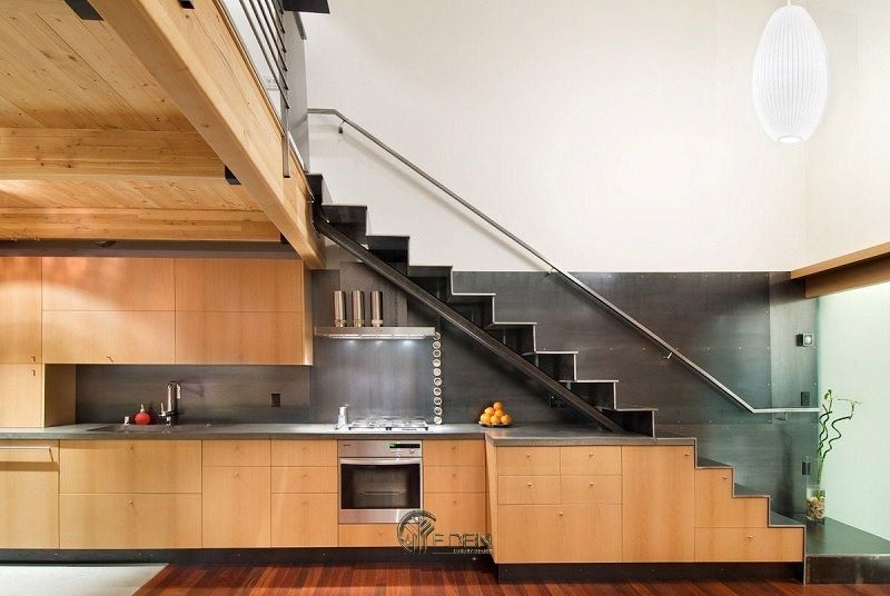 Mẫu thiết kế tủ bếp tận dụng gầm cầu thang phù hợp cho các căn biệt thự hiện đại