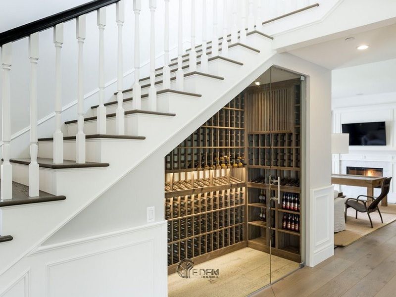 Mẫu tủ rượu mang phong cách cổ điển phương Tây. Vừa giúp bạn tân dụng được không gian trống mà còn mang đến dáng vẻ mới lạ cho căn nhà