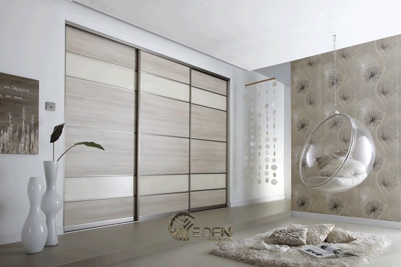 Mẫu thiết kế phòng ngủ lớn mang phong cách tối giản hiện đại dành cho các căn biệt thự. Gam màu nâu nhạt kết hợp với màu gỗ tự nhiên khiến cho tổng thể trở nên hài hòa. ấm áp hơn