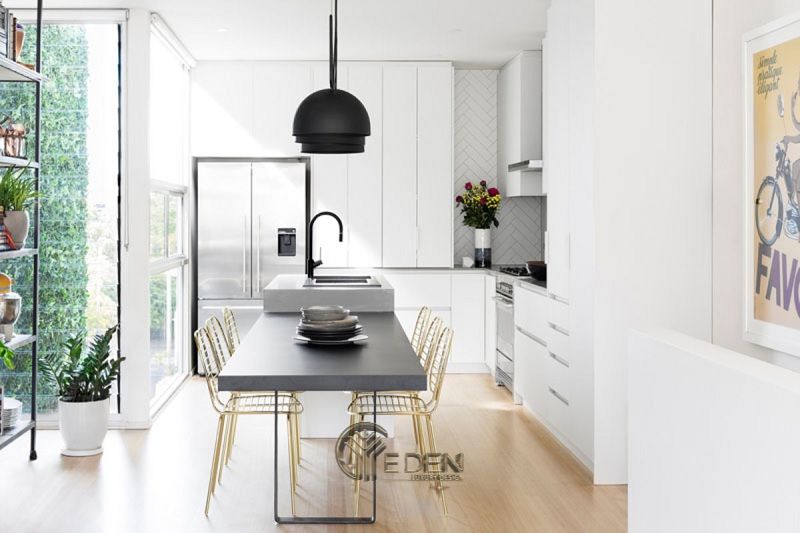 Mẫu bàn ăn tối giản cho căn hộ chung cư mini. Lựa chọn cân ghế, chân bàn thong dài sẽ tạo ra không gian rộng rãi hơn