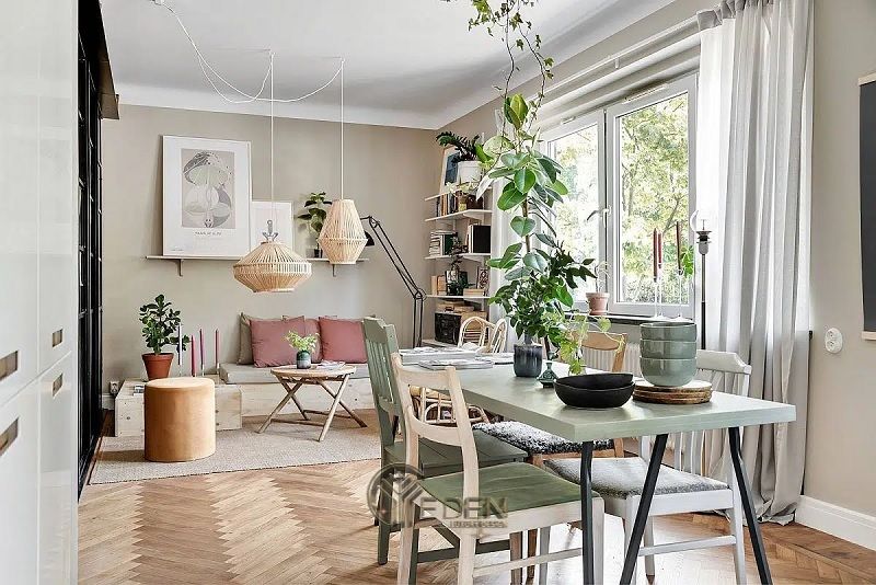 Mẫu bàn ăn đơn giản cho phong cách scandinavia khác biệt. Gia đình nên đặt 1 vài cây cảnh để tạo bầu không khí trong lành cho không gian