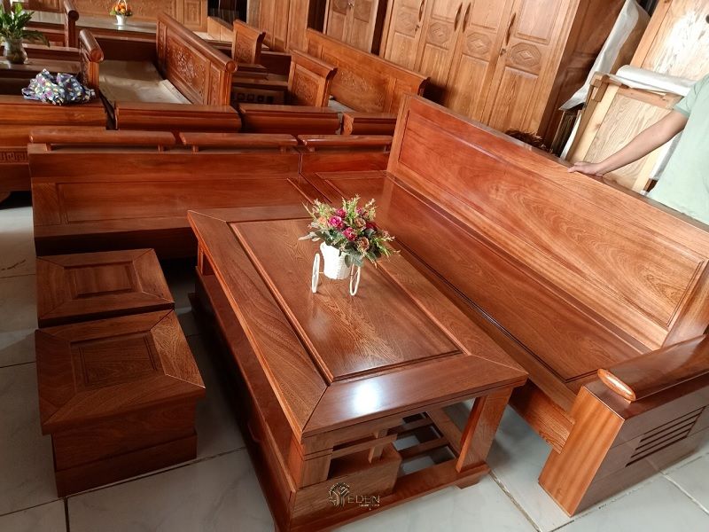 Bàn ghế bằng gỗ xoan đào khi được phủ lớp sơn PU sẽ giúp cho nội thất sáng bóng, tạo nên vẻ đẹp khác biệt cho không gian.
