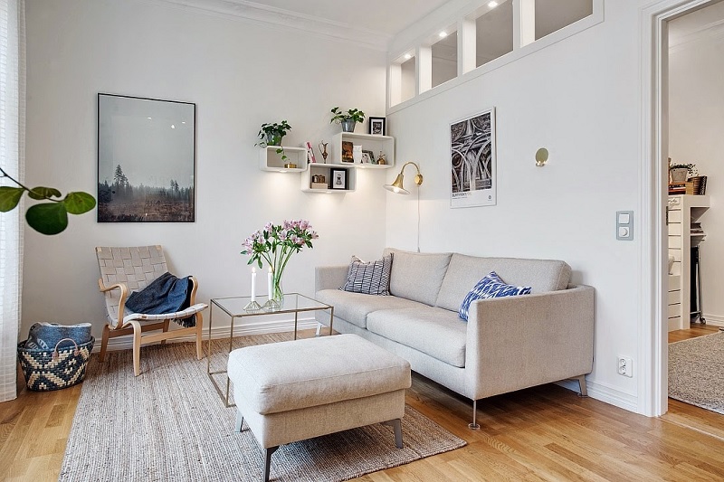 Thay vì sử dụng những ghế sofa khối hộp, vuông và dày, gia chủ có thể lựa chọn ngay những món đồ nội thất có chân