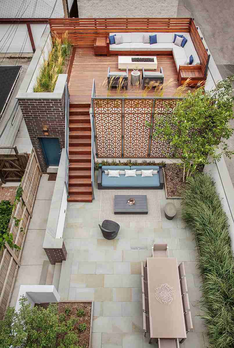 Sân vườn trên sân thượng giúp che nắng cho ngôi nhà, tạo không gian xanh thoáng mát.
