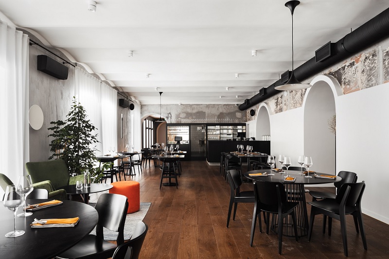 Thiết kế nội thất nhà hàng theo phong cách Scandinavian đen trắng khác biệt 2