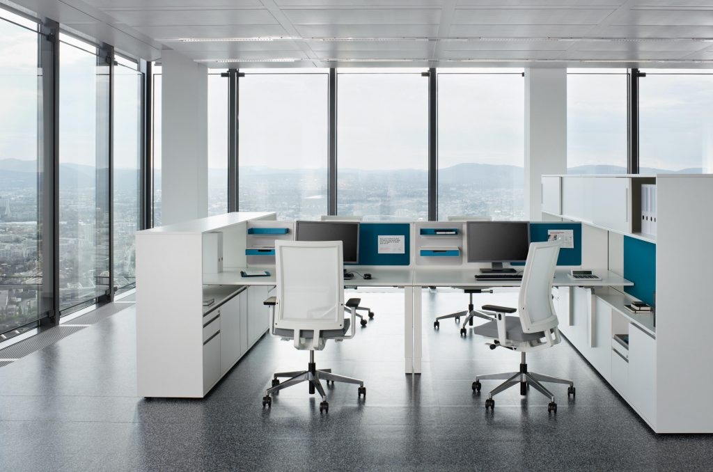 Không gian văn phòng hiện đại với thiết kế cửa kính