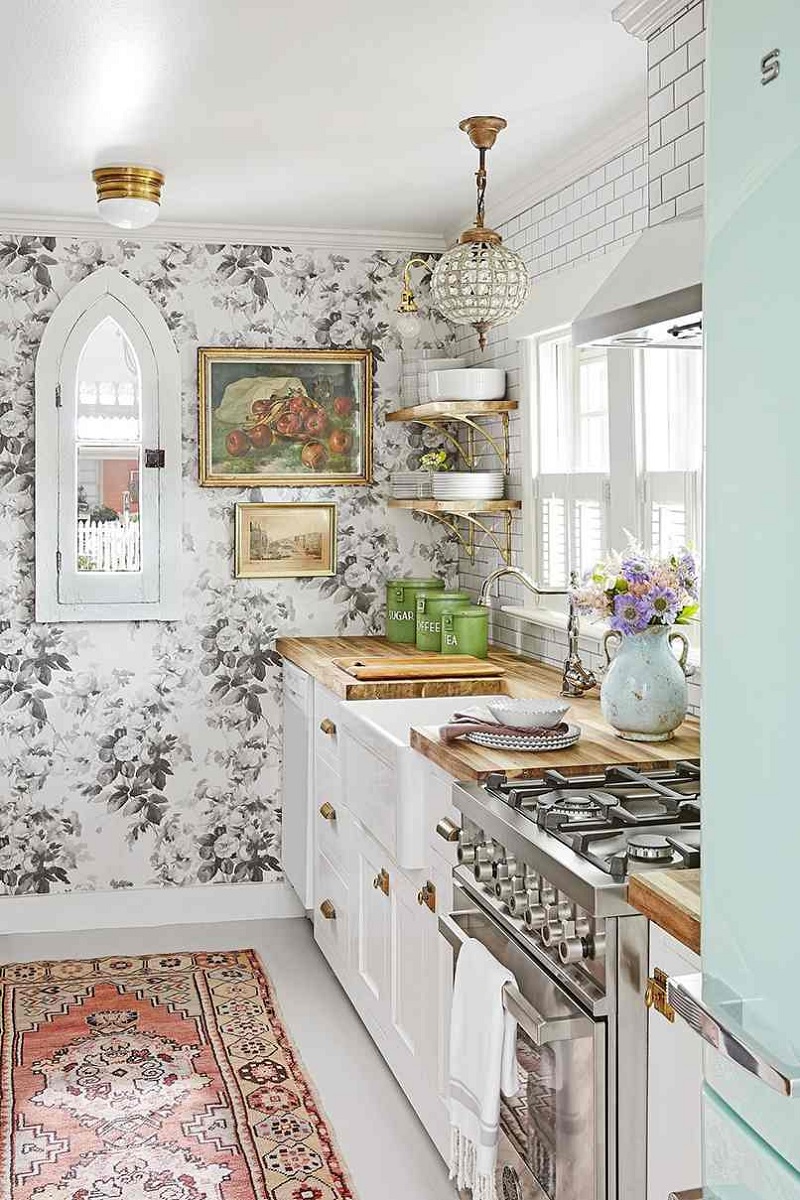 Thiết kế phòng bếp với phong cách cổ điển Châu Âu với chi tiết hoa sống động