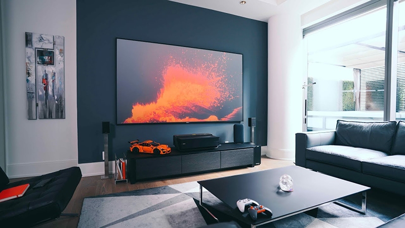 Phòng khách thiết kế hi-tech với điểm nhấn là chiếc Tivi màn hình lớn và hệ thống âm thanh hiện đại, sống động.
