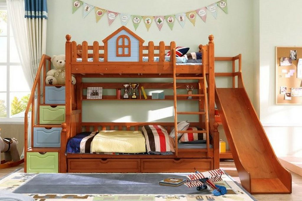 Mẫu 8: Mẫu giường tầng ngôi nhà gỗ tự nhiên an toàn cho bé thoải mái hoạt động, chơi cầu trượt.